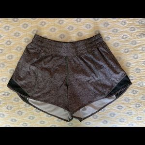 Lululemon Hotty Hot LR size 6, 4” inseam.